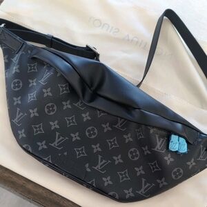 Louis Vuitton Black Monogram Discovery Bumbag